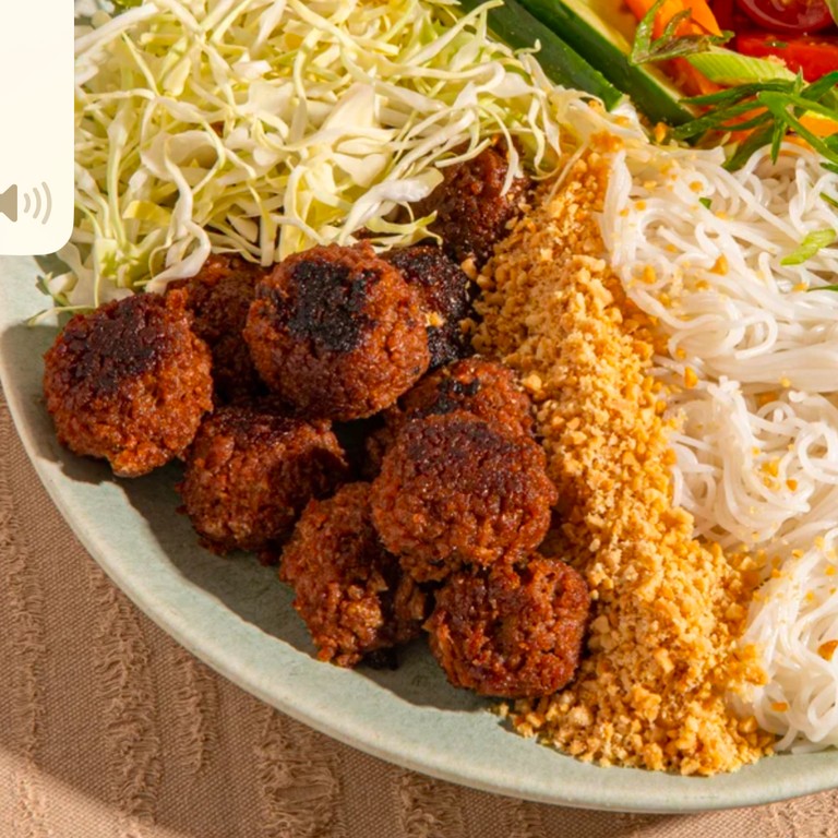 Zitronengras-Fleischbällchen in Tamarinden-Kokos-Sauce