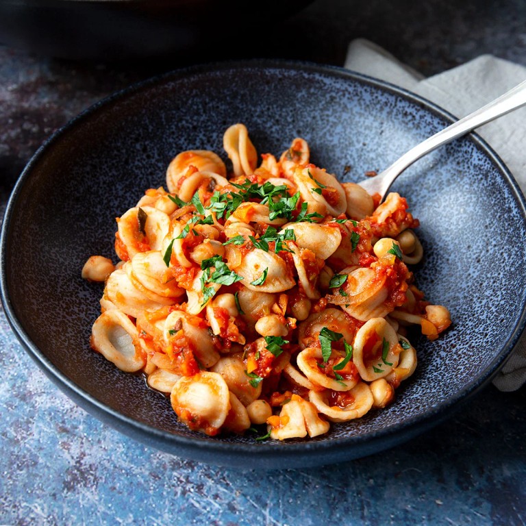 Zwiebelorecchiette mit Haselnüssen und Salbei