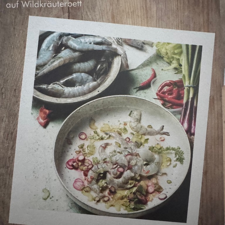 Garnelen Ceviche mit Süßkartoffeln und Wildkräutersalat