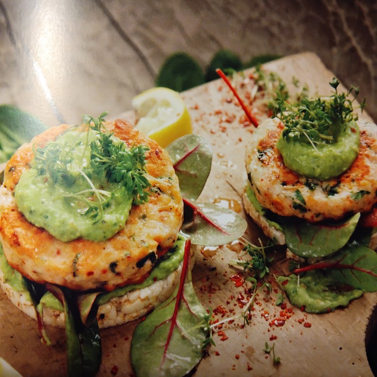 Offene Fischburger mit Avocadocreme