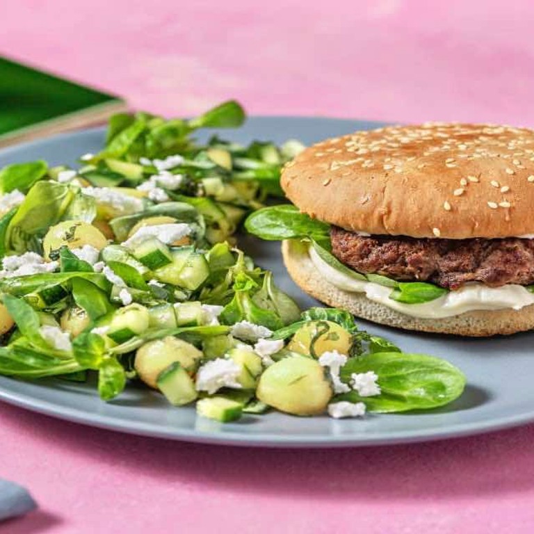 Broodje hamburger met zomerse meloensalade met mayonaise en verse munt