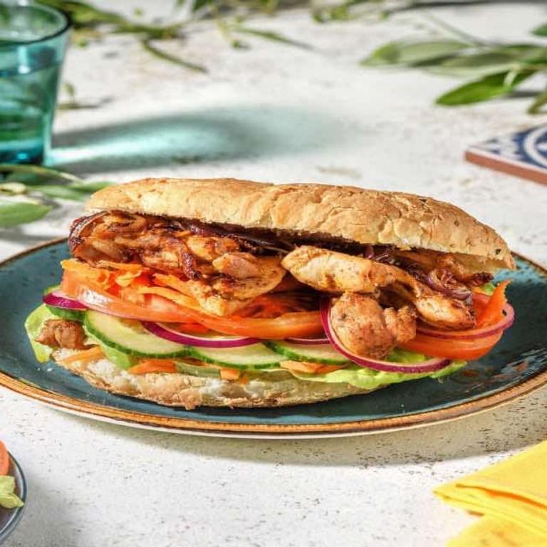 Broodje kipgyros met aioli met knapperige salade van komkommer, wortel en tomaat