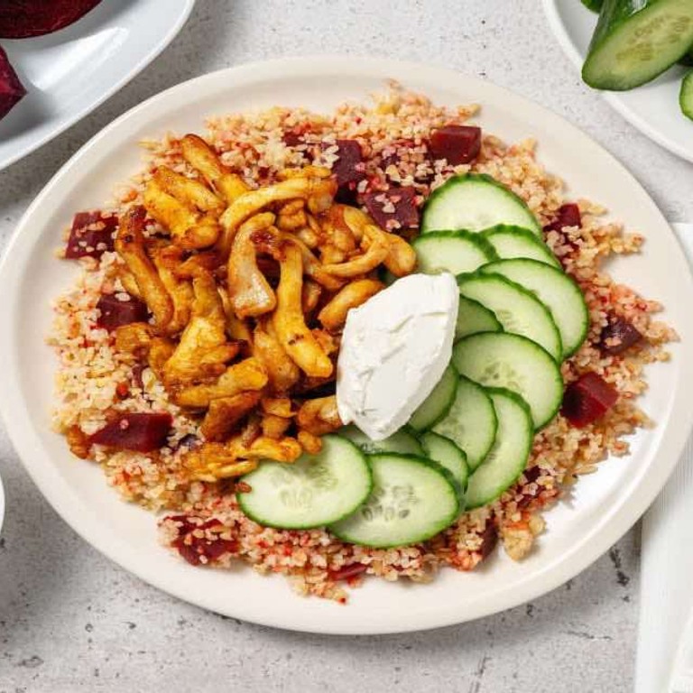 Bulgurbowl met kipgyros en avocadodip met rode biet, komkommer en labne