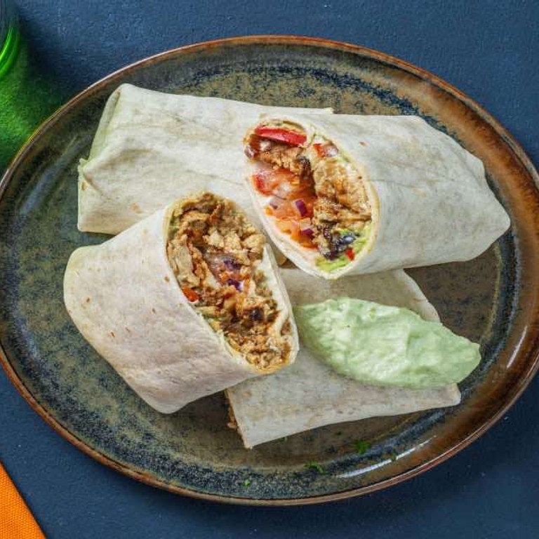 Burrito met kipgehakt en ei met avocado, tomaat en cheddar