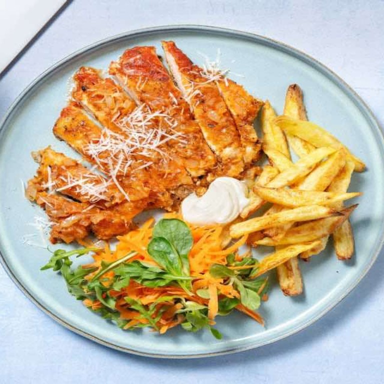 Chicken parmigiana met frietjes en salade