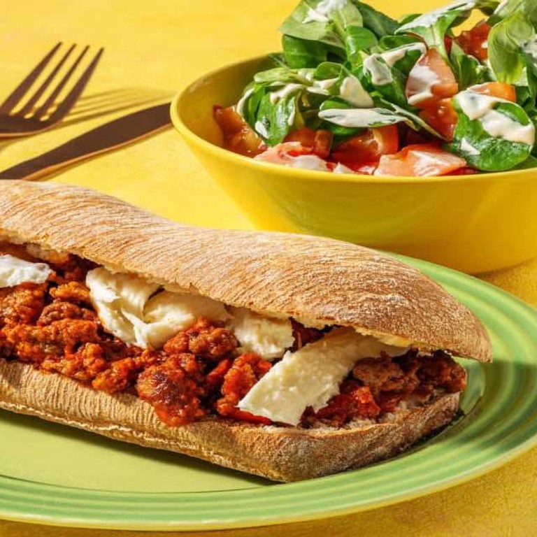 Ciabatta met gekruide kip en mozzarella met wortel, ui en frisse salade