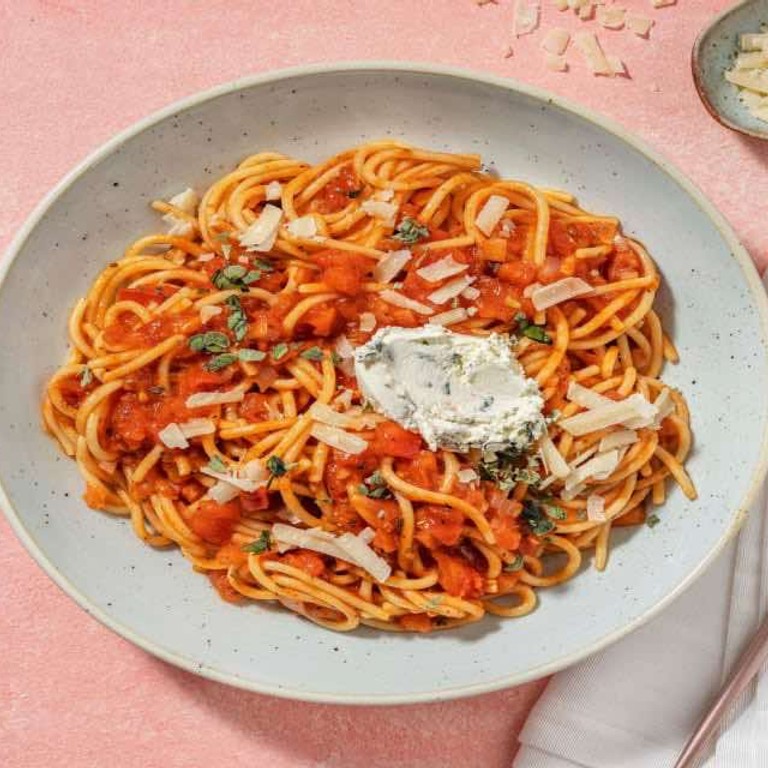 Eenpansspaghetti met tomatensaus met zelfgemaakte kruidenroomkaas