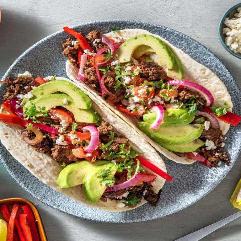 Fajitas met rundergehakt, avocado en tomatensalsa met gepekelde rode ui en smokey tomatenketchup