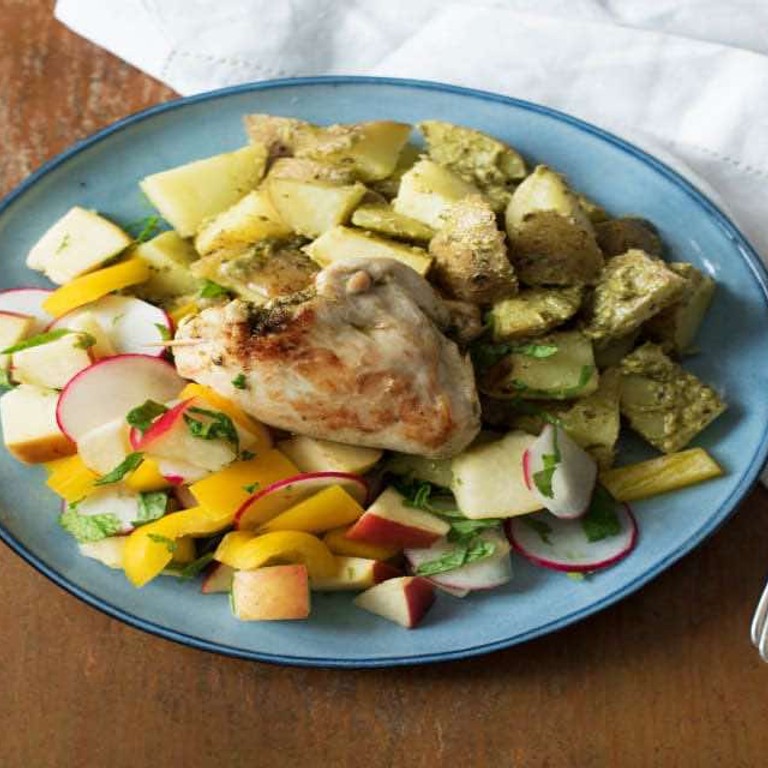 Gevulde kipfilet met pestoaardappelen en kleurrijke zomerse salade