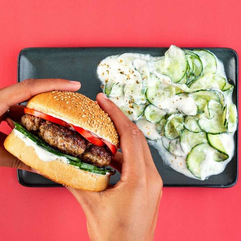 Griekse burger met komkommer en geurige yoghurt-knoflooksaus