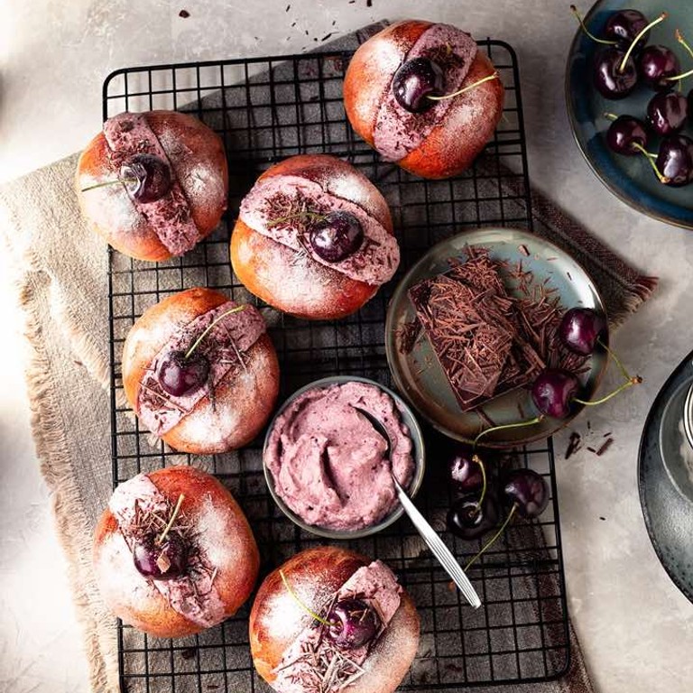 Kersen en chocolade maritozzo