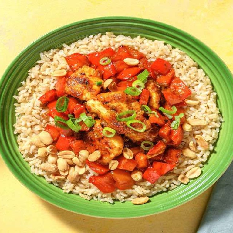 Kip in bulgogi-hoisinsaus met bruine rijst met paprika, pinda's en bosui