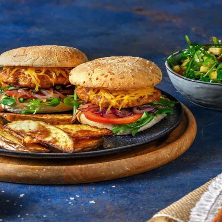 Kip-cheeseburgers met zoete rode ui met gebakken aardappeltjes en frisse salade