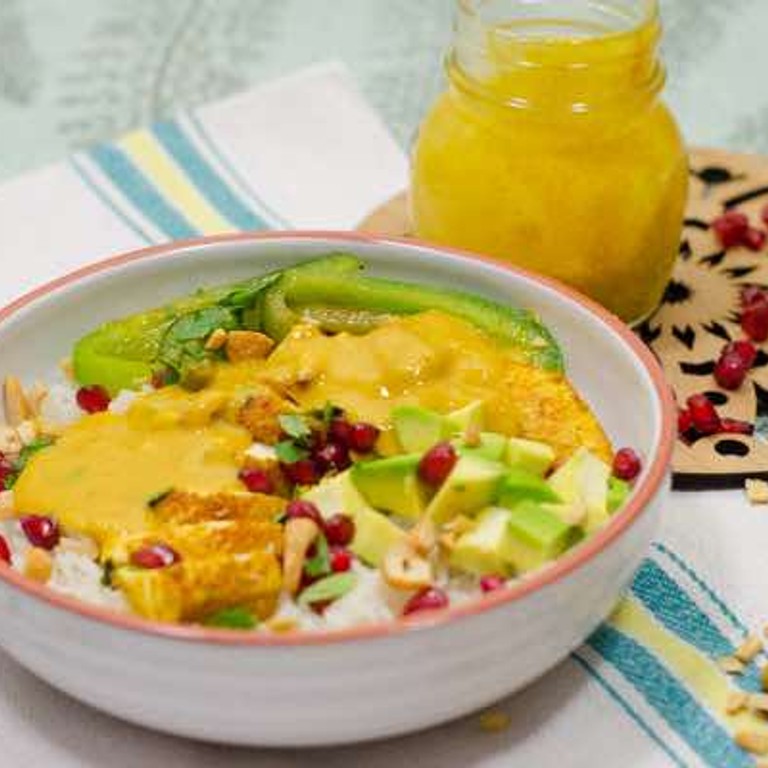 Kokosrijst met kip, avocado en granaatappel