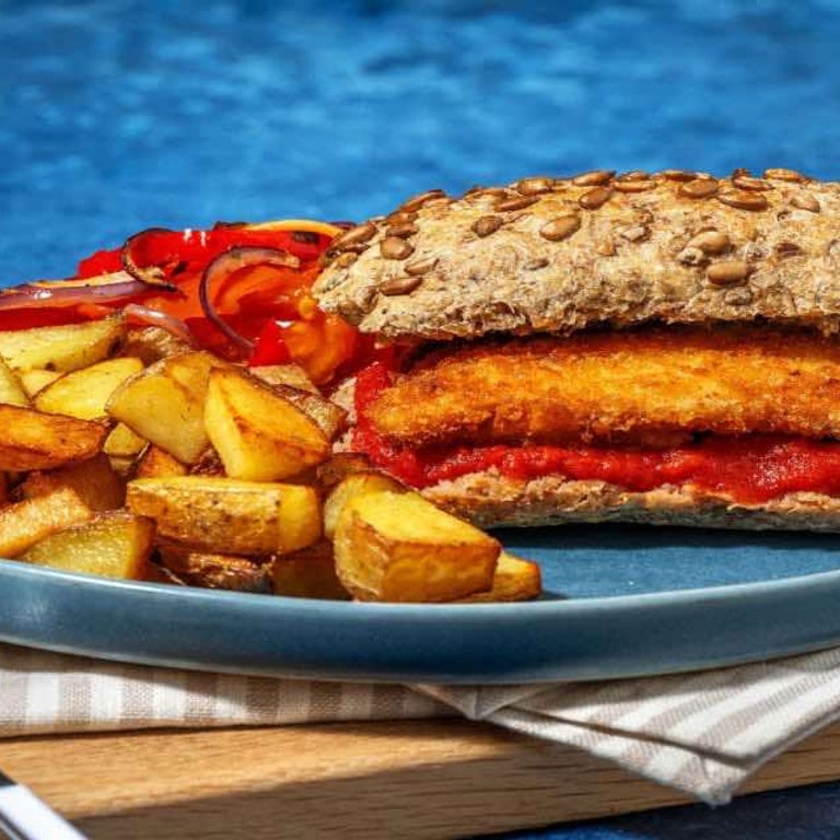 Krokante kipschnitzel met bruschettadip met gegrilde groenten en gebakken aardappelblokjes