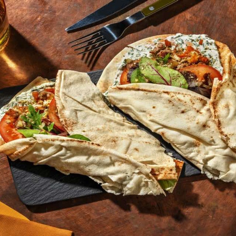 Libanees platbrood met rundergehakt en labne met za'atar, grillkaas, munt en peterselie