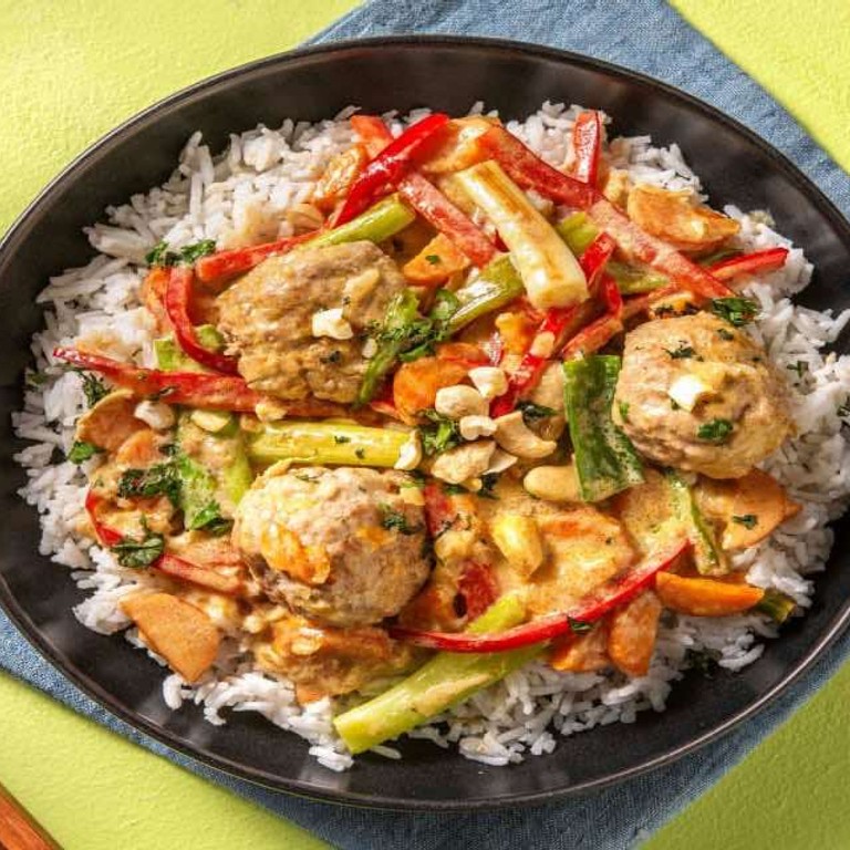 Milde curry met Thais gekruide kipgehaktballetjes met rijst, rode puntpaprika en cashewstukjes