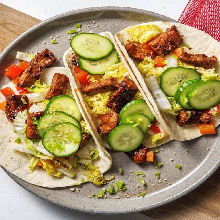 Mini-tortilla's met varkenshaaspuntjes met Chinese kool en zoetzuur