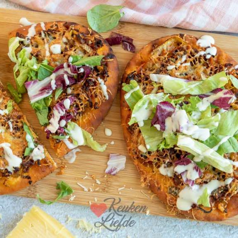 Naanpizza met gehakt en knoflooksaus