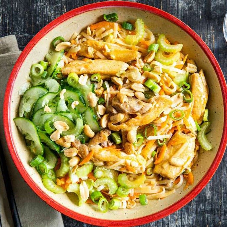 Noedels met malse kip en pindasaus