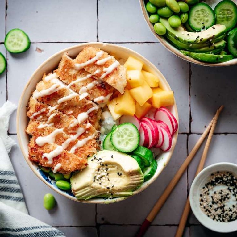 Poké bowl met krokante kip