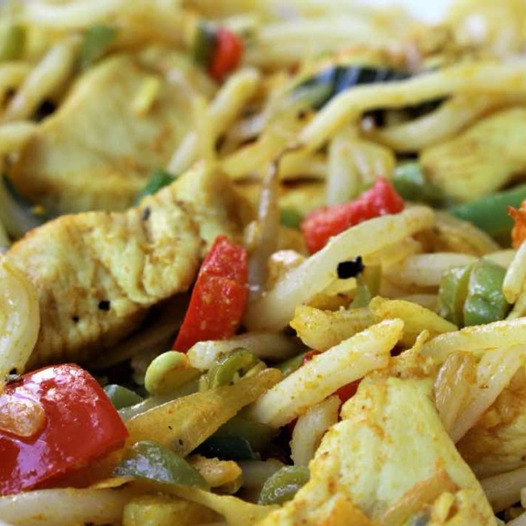 Recepten zonder pakjes en zakjes #74. Roerbaknoedels Kip Kerrie (Maggi) -