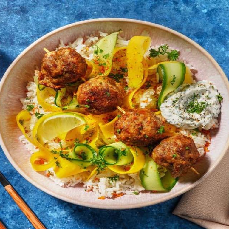 Saté van half-om-half gehaktballen met kokosrijst met zelfgemaakte seroendeng