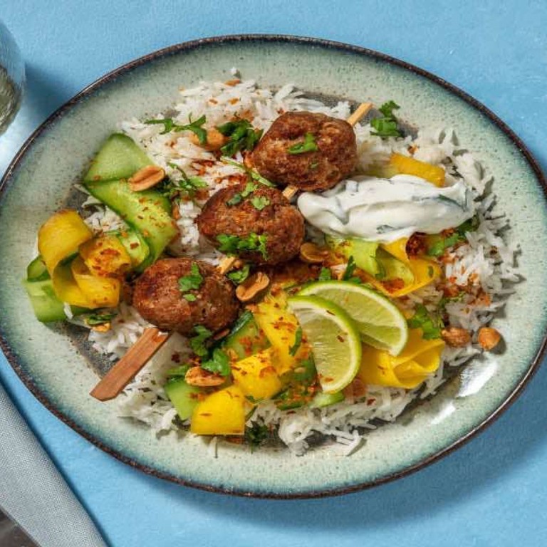 Saté van kipgehakt met kokosrijst met zelfgemaakte seroendeng