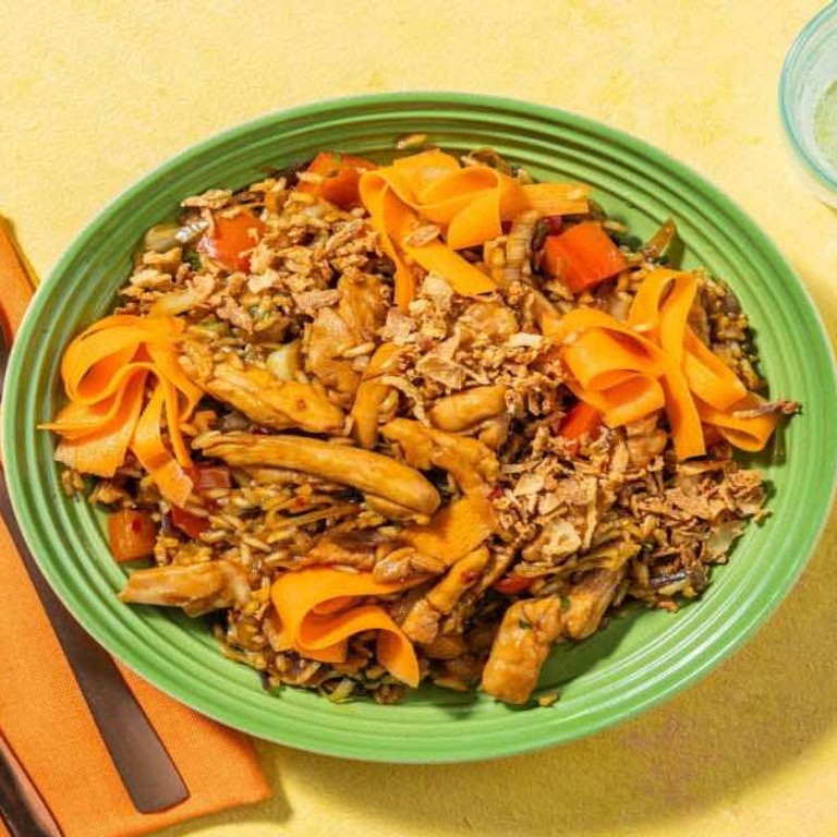 Snelle nasi met sticky kippendijreepjes met zoetzure wortel en gefrituurde uitjes