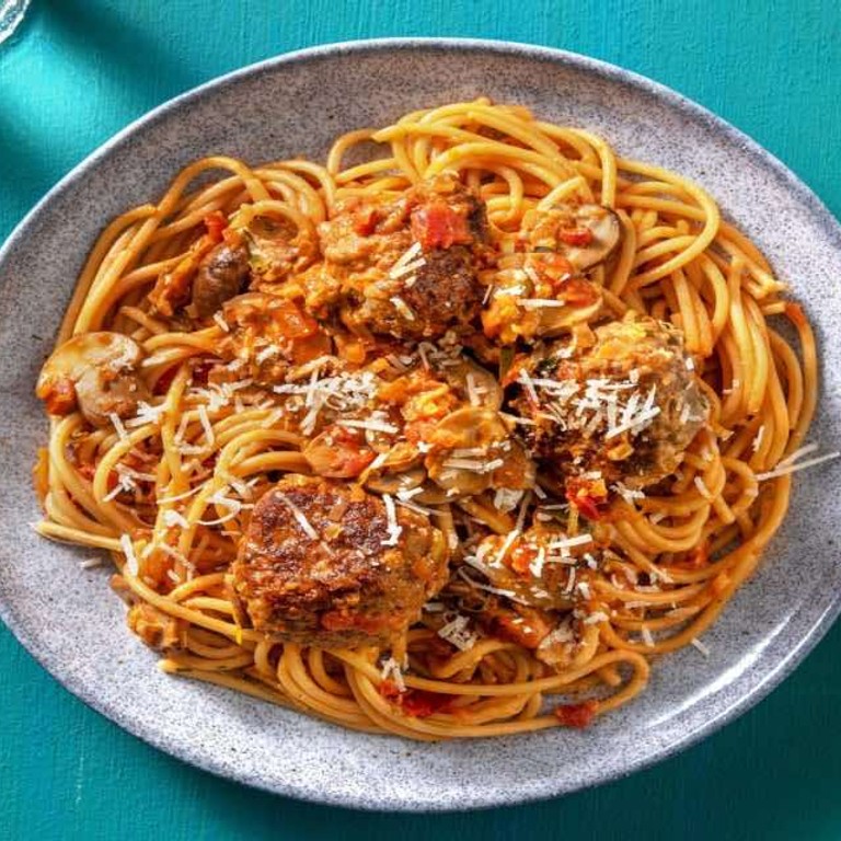 Snelle pasta met gehaktballen met champignons en romige tomatensaus