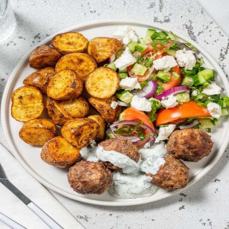 Spaans gekruide gehaktballetjes met krieltjes met salade met witte kaas en kruidenyoghurt