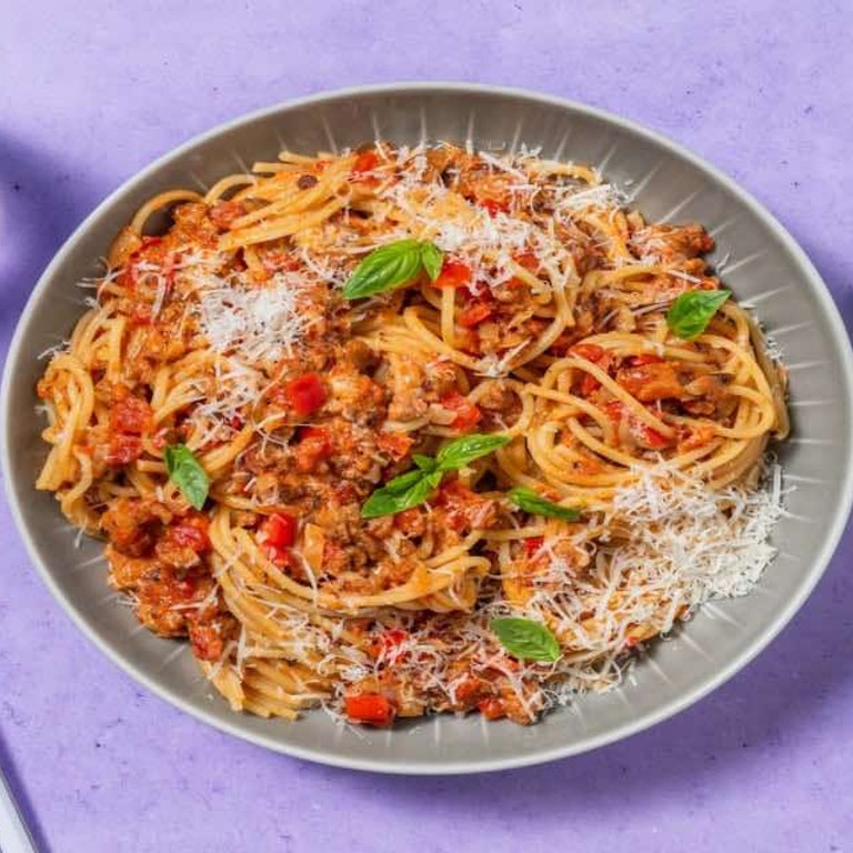 Spaghetti met tomaat-mascarponesaus en vegetarisch gehakt met pecorino en basilicum