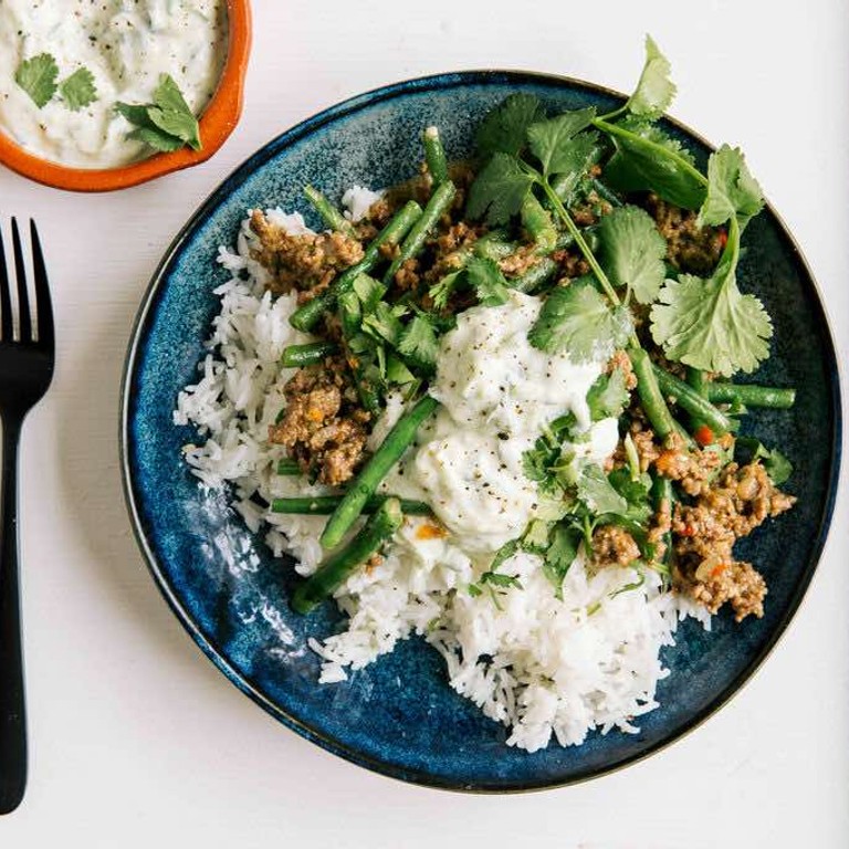 Supersnel: gehaktpannetje met sperziebonen met komkommerraita en basmatirijst