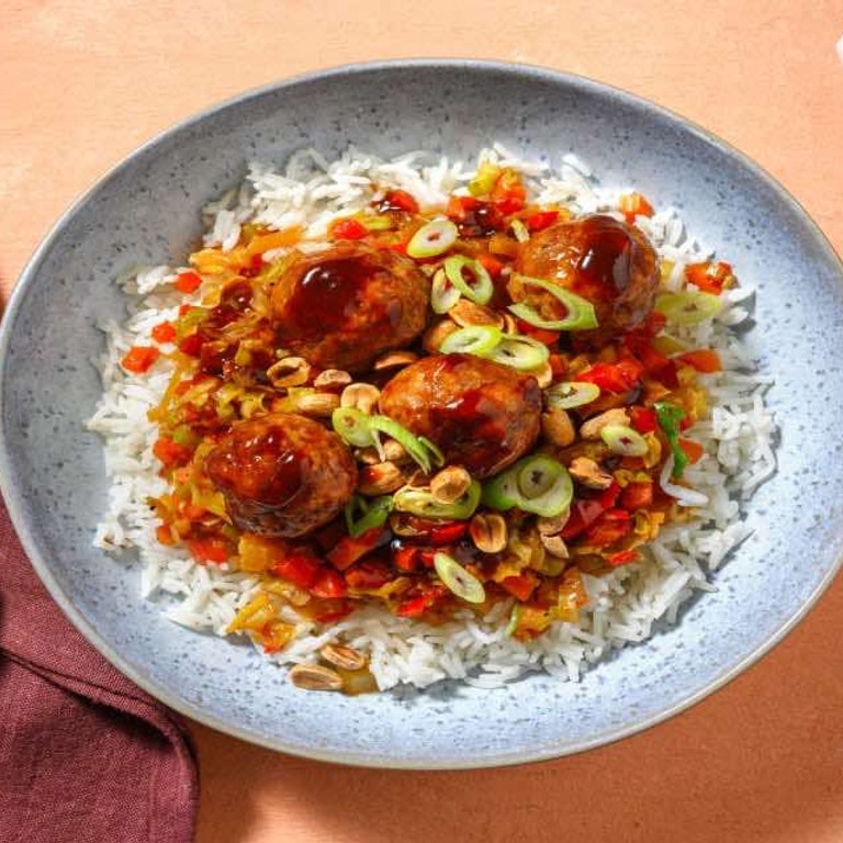 Teriyaki-gehaktballetjes met rijst met geroerbakte groenten en pinda's