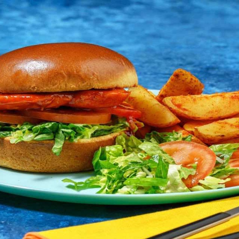 Teriyaki-kipburger met aardappelpartjes en frisse salade