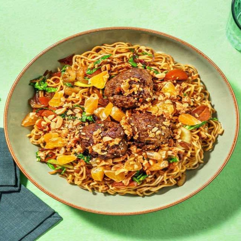 Thais gekruide gehaktballetjes met noedels en sinaasappel met paksoi en gezouten pinda's