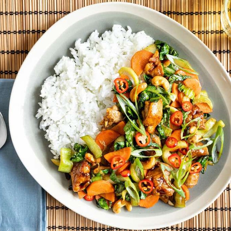 Thaise kip met jasmijnrijst met groenten en cashewnoten