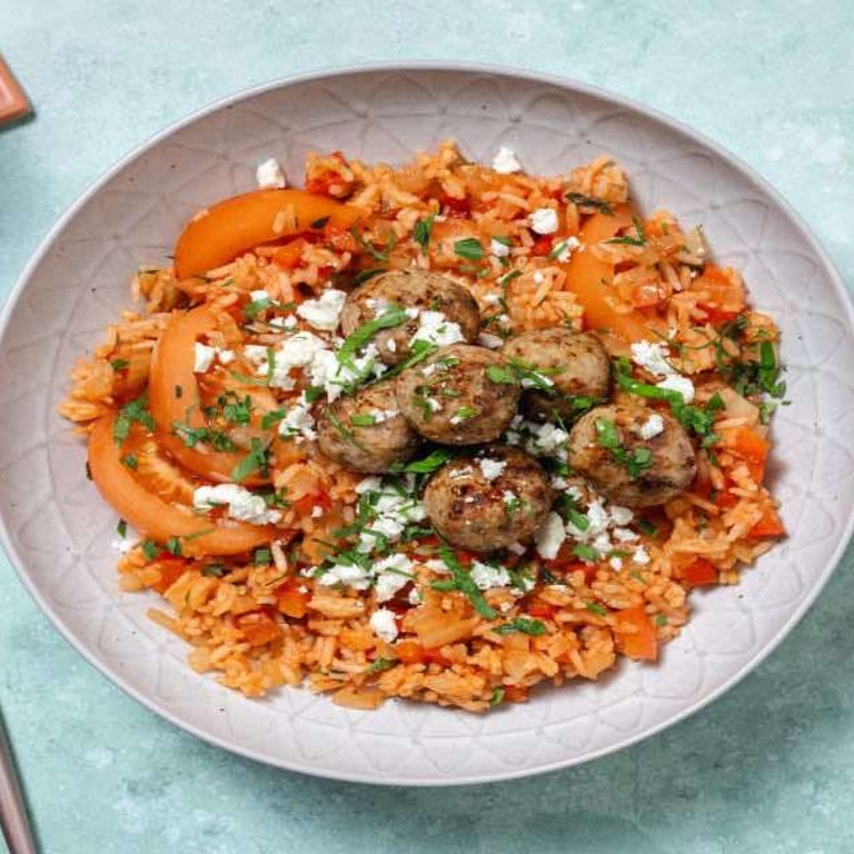 Tomatenrijst met kipgehaktballetjes met paprika, witte kaas en verse tijm
