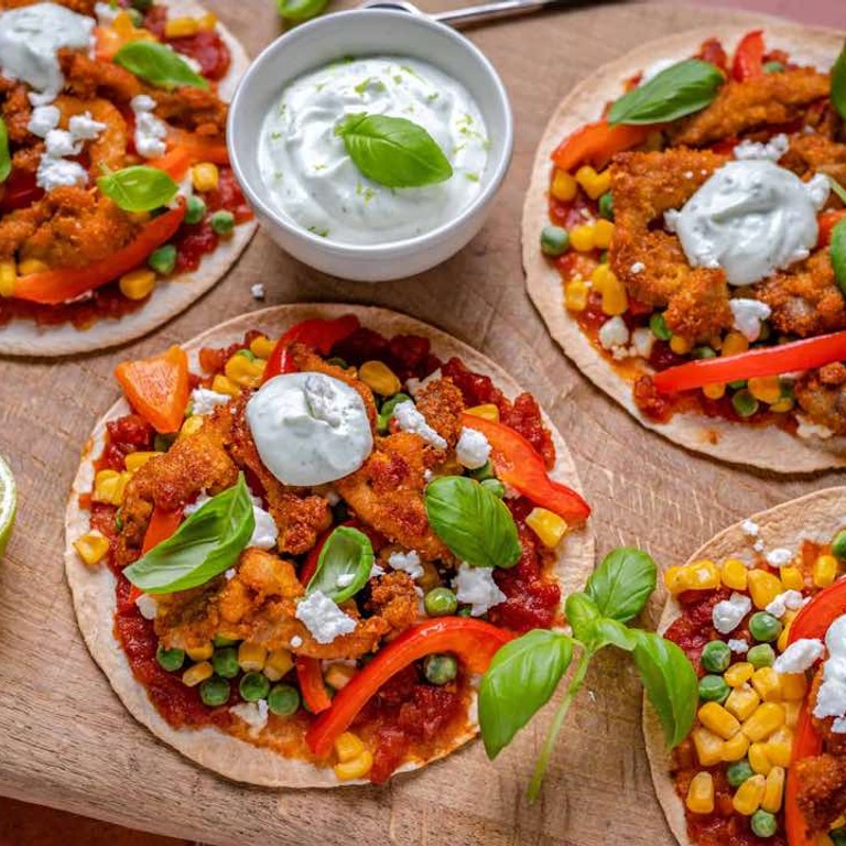Tortilla pizza’s met krokante kip en limoen-yoghurtsaus