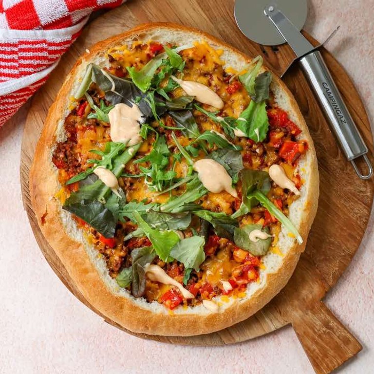 Turks brood met gehakt, paprika en tomaat