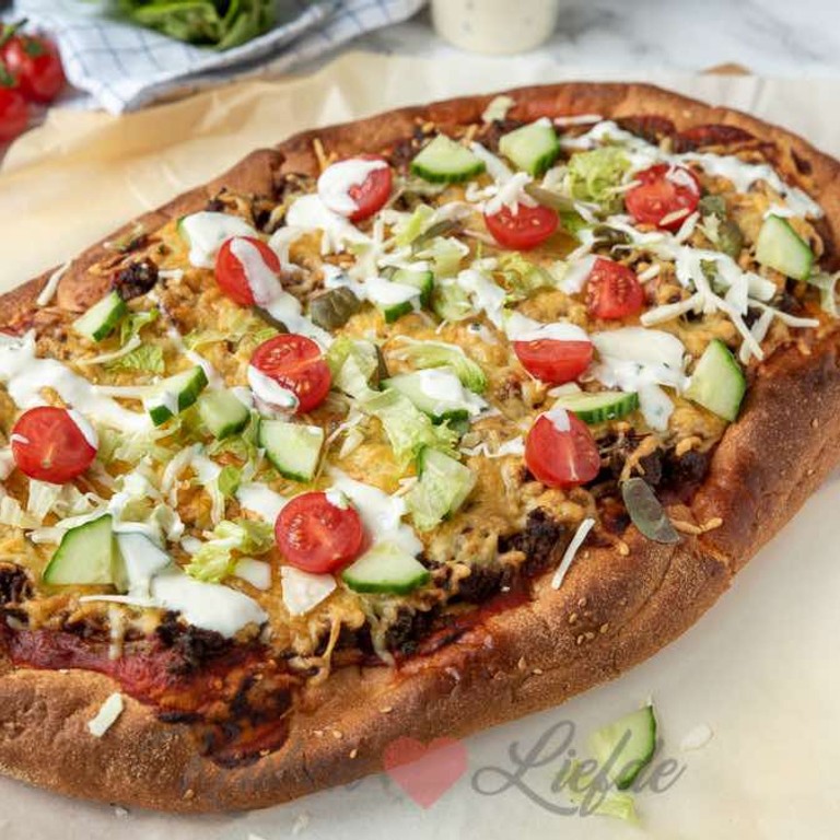 Turks brood pizza met gehakt, knoflooksaus en salade