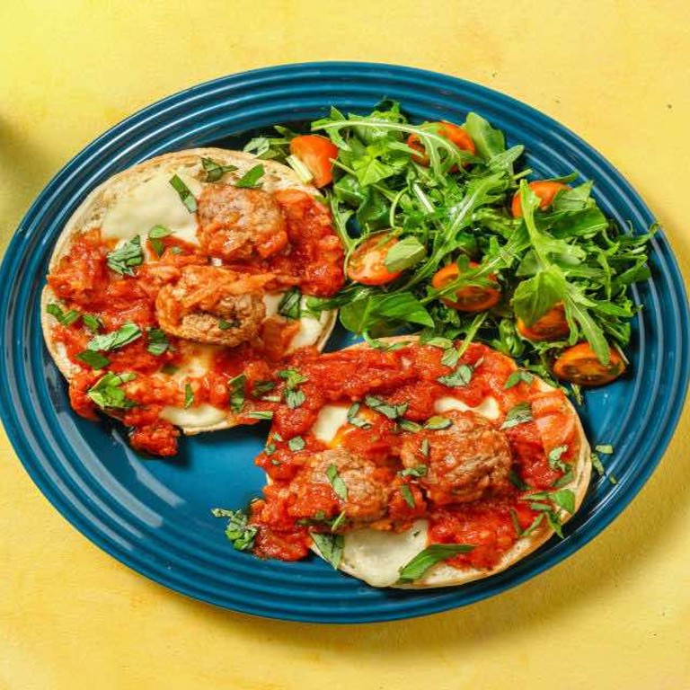 Turks broodje met gehaktballetjes en mozzarella met rucola, basilicum en rode cherrytomaten