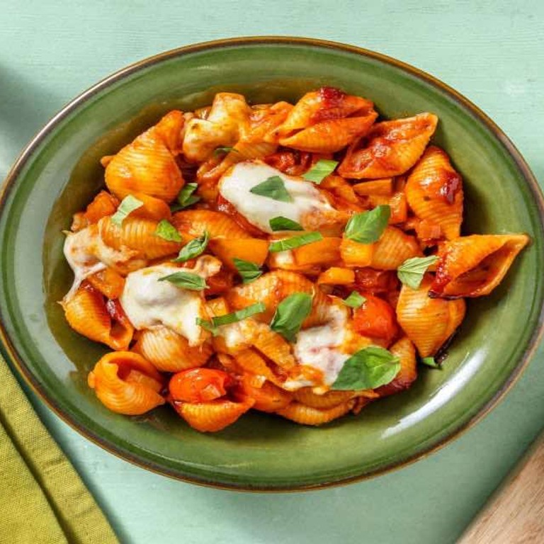 Verse conchiglie met mozzarella uit de oven met Midden-Oosterse kruiden en smokey tomatenketchup