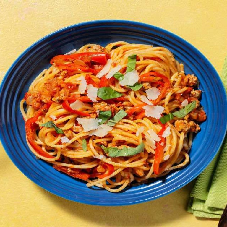 Verse spaghetti met kipgehakt in mascarpone-tomatensaus met Grana Padano en vers basilicum