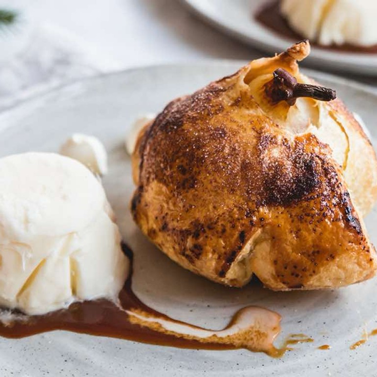 Winterse peertjes in bladerdeeg met Italiaans ijsmousse