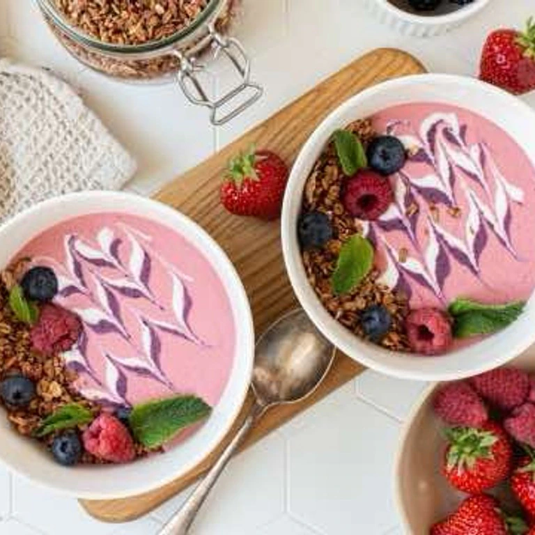 Zacht-fruit smoothiebowl met kleurrijke swirls