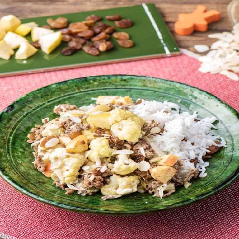 Zuid-Afrikaanse boboti met rundergehakt, bloemkool en rijst Lekker zoet met appel en rozijnen