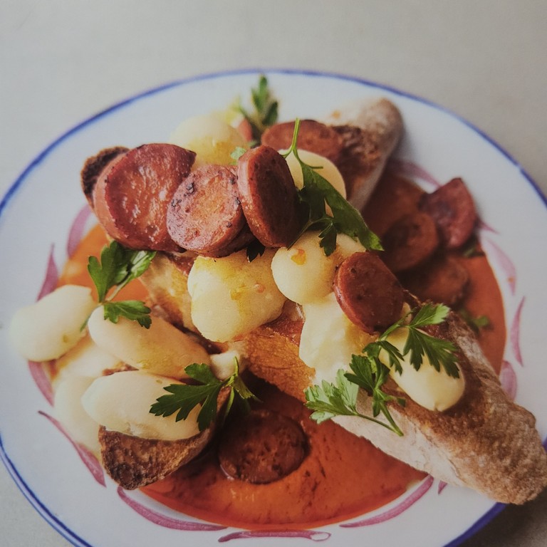 Bohnen auf Röstbrot mit Chorizo und Paprikasauce