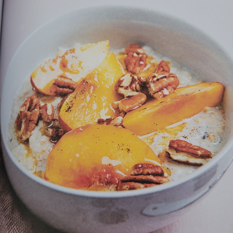 Porridge vanille, pêche, noix de pécan & miel