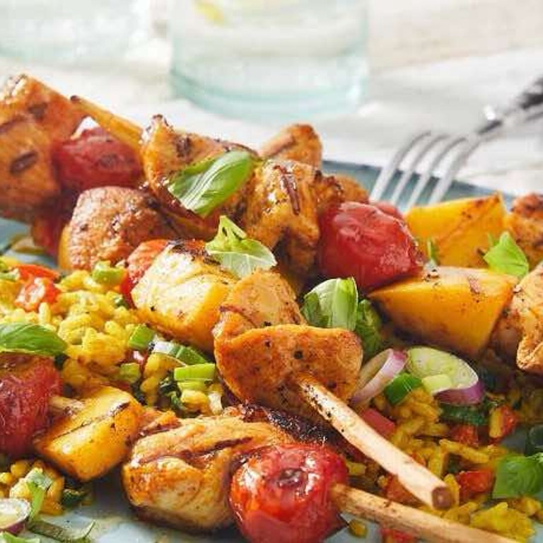 Fruchtige Hähnchenspieße mit Curryreis
